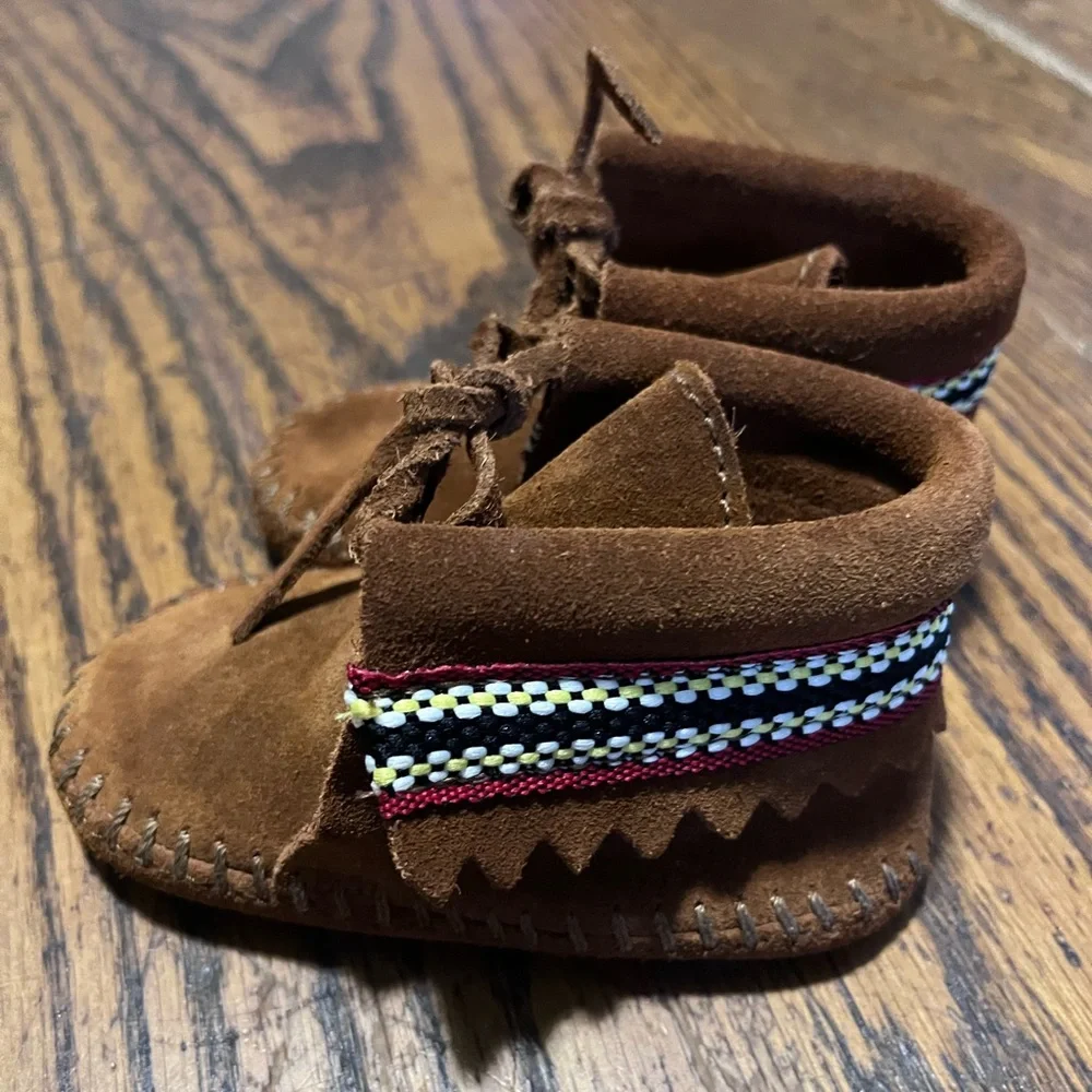 Minnetonka brown leather ankle moccasins